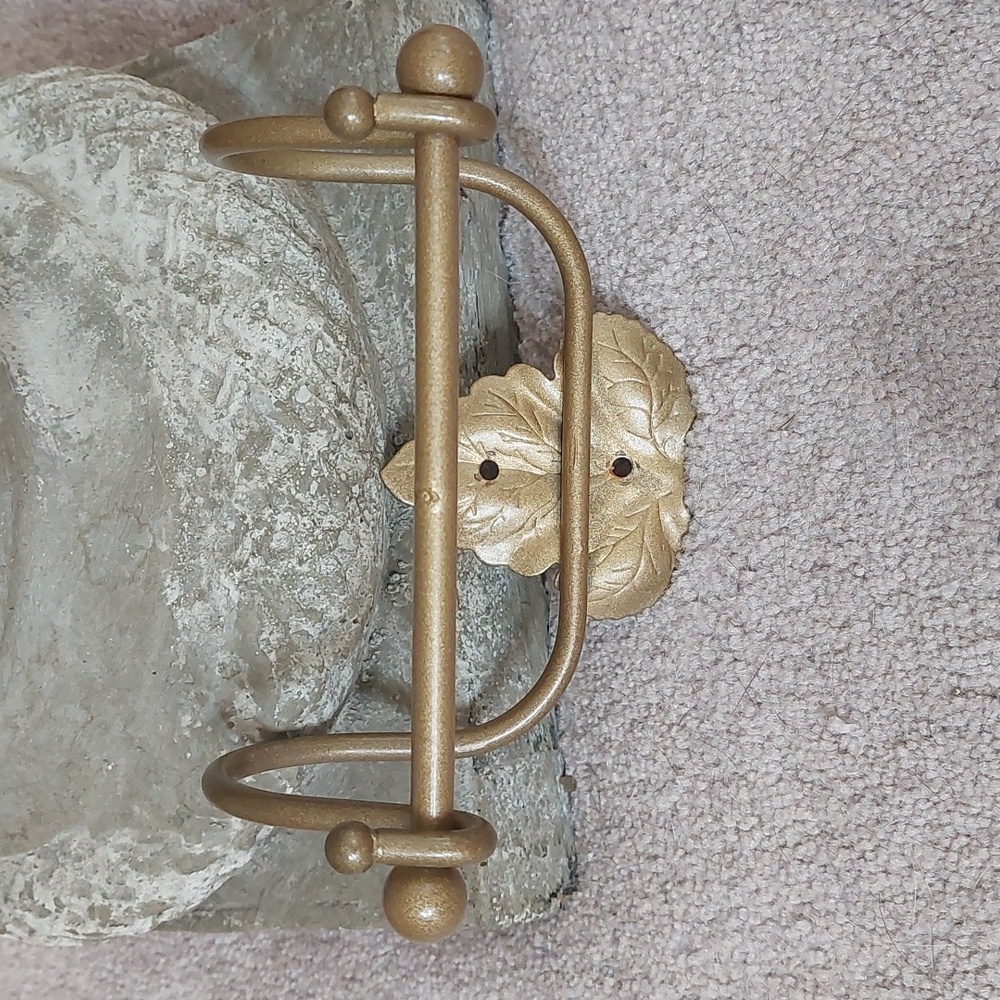 Decorative leaf toilet paper holder